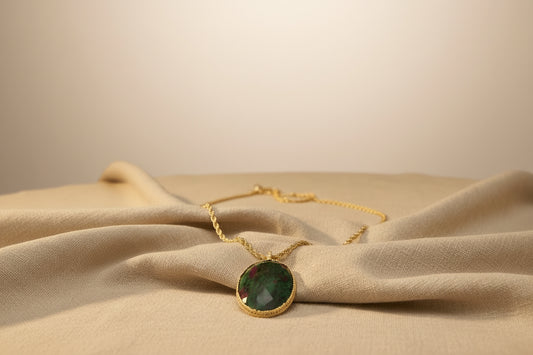 Sautoir orné d'un pendentif en pierre de rubisziosite