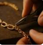 Des bijoux faits main : l’âme d’Aux Petites Folies