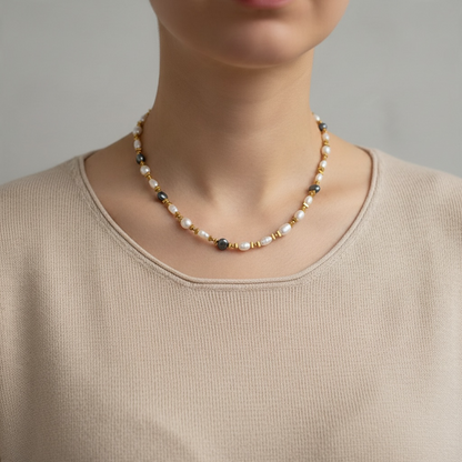Éclat de Nacre – Collier en Perles de Culture d’Eau Douce Blanches et Grises