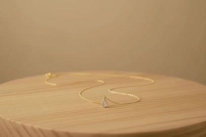 Collier Doré Pendentif Goutte Incrusté de Strass