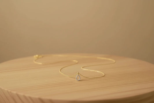 Collier Doré Pendentif Goutte Incrusté de Strass