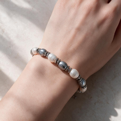 Bracelet en perles de culture d’eau douce blanches et grises – Finition dorée ou argentée