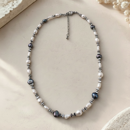 Éclat de Nacre – Collier en Perles de Culture d’Eau Douce Blanches et Grises