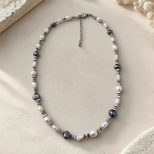 Éclat de Nacre – Collier en Perles de Culture d’Eau Douce Blanches et Grises