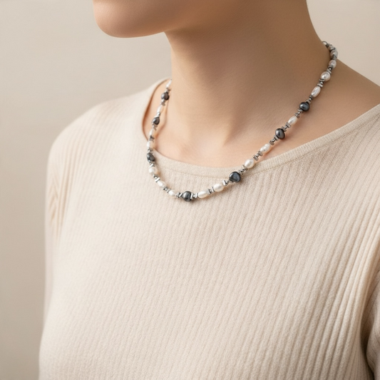 Éclat de Nacre – Collier en Perles de Culture d’Eau Douce Blanches et Grises