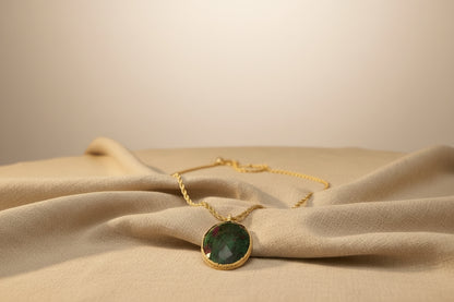 Sautoir orné d'un pendentif en pierre de rubisziosite