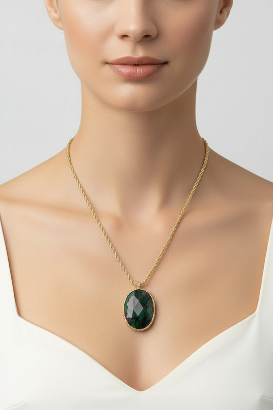 Sautoir orné d'un pendentif en pierre de rubisziosite